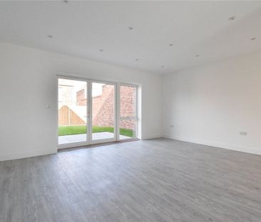 Well presented 3 bedroom detached house situated at the prestigious... - Photo 3