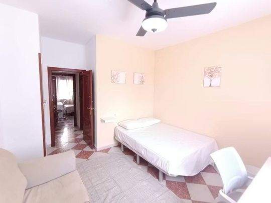 Calle Chaves Rey, Sevilla, Andalusia 41012 - Photo 1