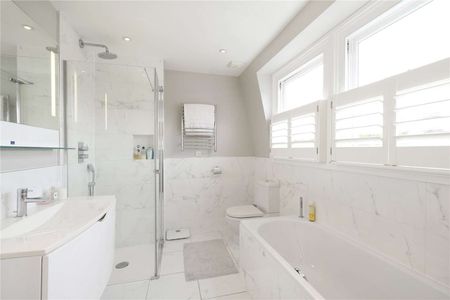 Neutrally decorated four bedroom family house with wooden floors on this quiet street in Parsons Green. - Photo 3