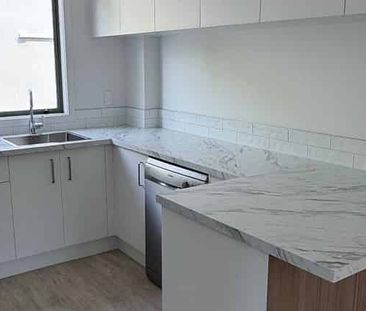 Newly refurbished large townhouse! - Photo 3