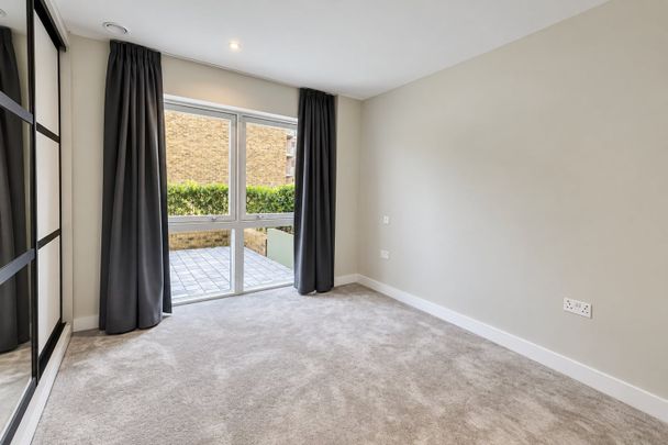 3 Bed Flat, Cairncross House, SE3 - Photo 1