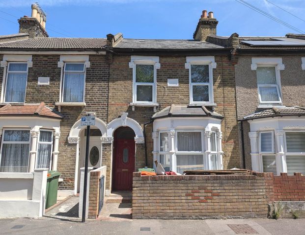 Price £2,500 pcm - Available Now - Part Furnished - Photo 1