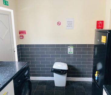 1 bedroom in a flat share to rent - Photo 5