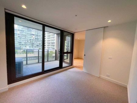 Luxury 2-Bedroom Apartment in the Prestigious Elm Building! - Photo 5
