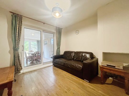 Larchwood Drive, Englefield Green, Egham, Surrey, TW20 0SH - Photo 1