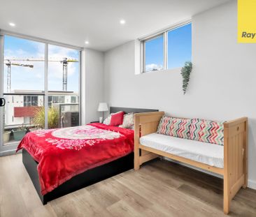 STUNNING TOP FLOOR APARTMENT - Photo 4