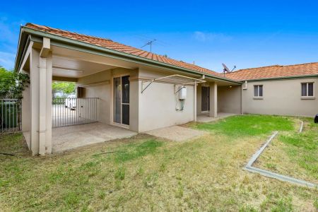 “Spacious & Modern 3-Bedroom Home Opposite Parkland” - Photo 4