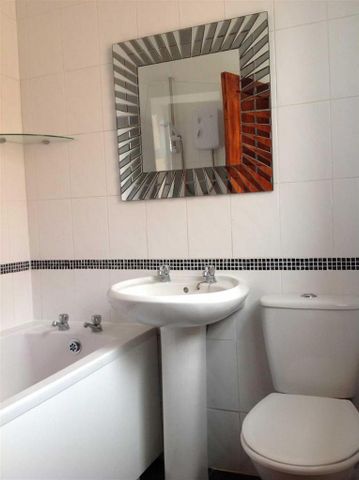 2 bedroom end of terrace house to rent - Photo 4