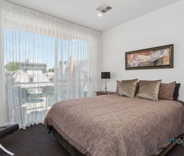 Stylish, Fully Equipped Townhouse in Prime CBD location. - Photo 4