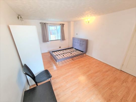 1 Bed Flat, Royston Gardens, IG1 - Photo 1