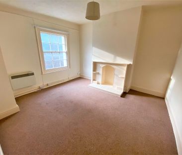 Top floor flat, 39 New North Road - Photo 6