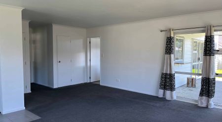 Spacious 5-Bedroom Family Home - Photo 3