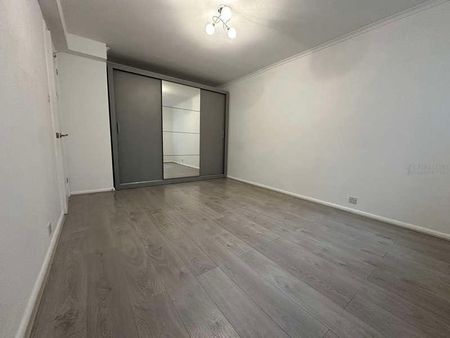 Leatherhead, KT22 - Photo 3