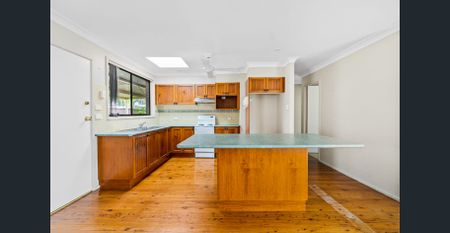 Charming family home with large shed - Photo 3