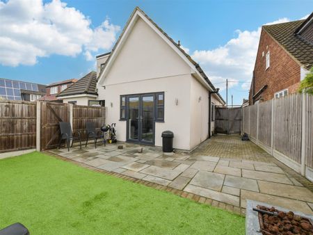 2 bedroom semi-detached bungalow to rent - Photo 4