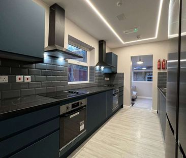 Modern, Bright Rooms with Private En-Suites Room 4 - Photo 3