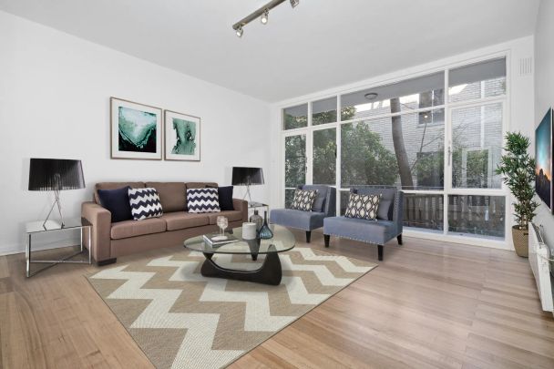 Super Spacious Two Bedroom Apartment! - Photo 1