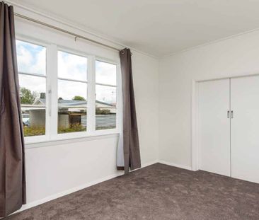 Fully renovated 4-bedroom home with modern kitchen and spacious living - Photo 4