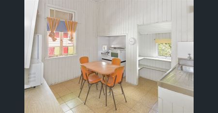 Charming Queenslander with Period Character - Your Ideal Family Retreat - Photo 4