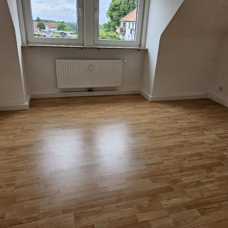 Bezugsfrei! Frisch modernisierte Dachgeschosswohnung mit ca. 62 m² Wohnfläche und 3 Zimmern - Photo 1