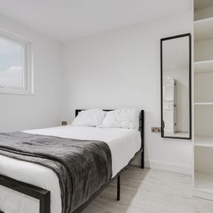 6 bedroom house to rent - Photo 2