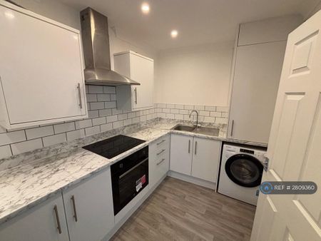 2 bedroom flat to rent - Photo 2