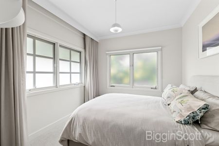 Double-Storey Luxury Living Near Lake Daylesford - Photo 3