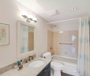 Best location in Victoria! 2 bed 2 bath condo in Fairfield. - Photo 1