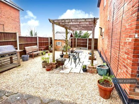 4 bedroom semi-detached house to rent - Photo 5