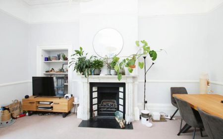 A property with plenty of period features and a balcony overlooking Christchurch Green and the Clifton Suspension Bridge. This is perfectly situated for those looking to live in Clifton Village with the famous Clifton Suspension Bridge on your doorstep. - Photo 3