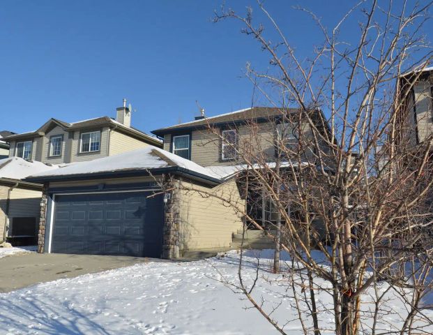 Beautiful 3-Bedroom Family Home in Rocky Ridge – Finished Basement — 3 Bedrooms House - Photo 1