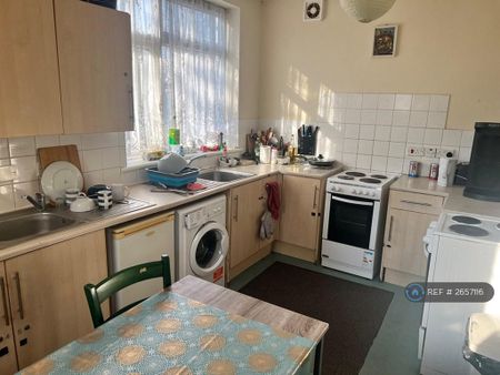 1 bedroom in a house share to rent - Photo 5