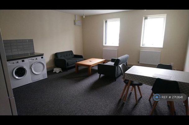 3 bedroom flat to rent - Photo 1