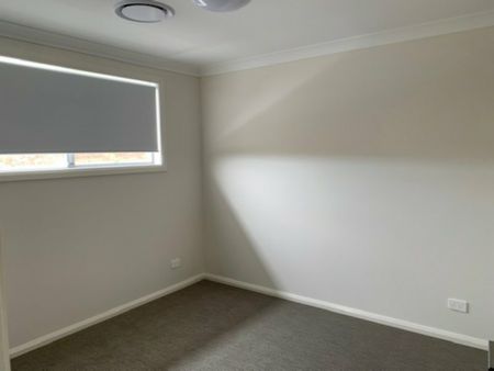 Spacious Living! - Photo 4