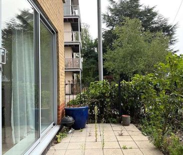 Coombe Way, Farnborough, Hampshire, GU14 - Photo 6