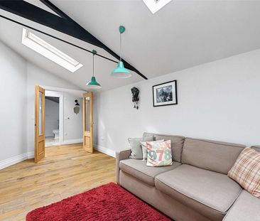 A modern detached four bedroom family home in central location - Photo 2