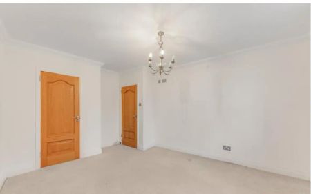 3 bedroom flat in Cholmeley Park - Photo 4