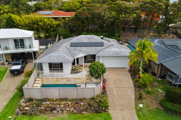 Spacious family home with pool in the heart of Elanora - Photo 1