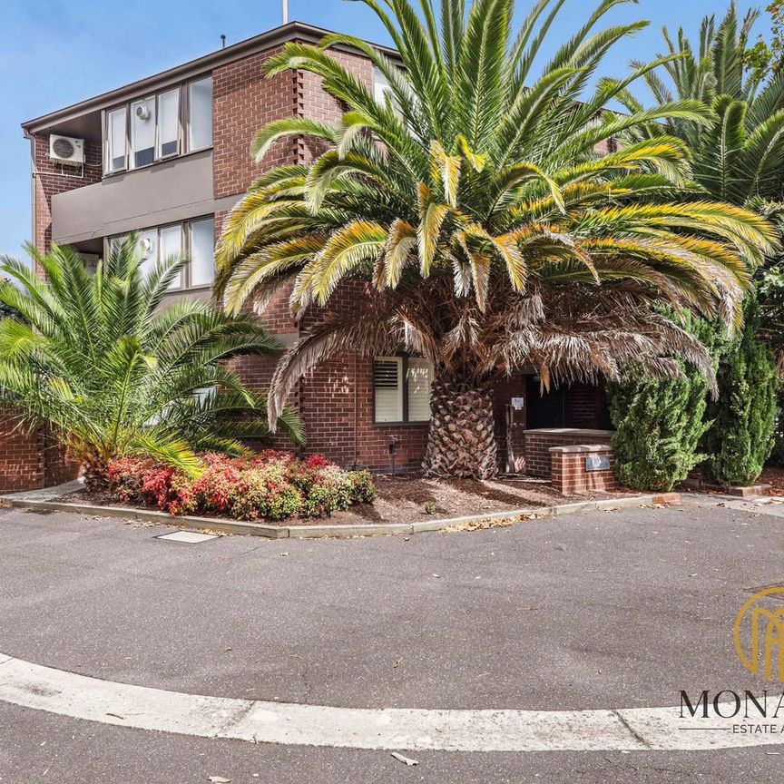 Convenient Apartment Living in Port Melbourne - Photo 1
