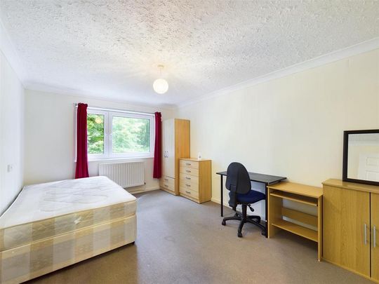 4 bedroom flat to rent - Photo 1