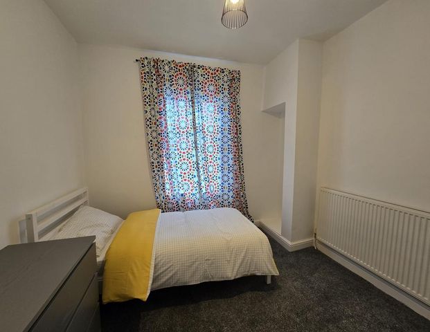 3 bedroom house of multiple occupation to rent - Photo 1