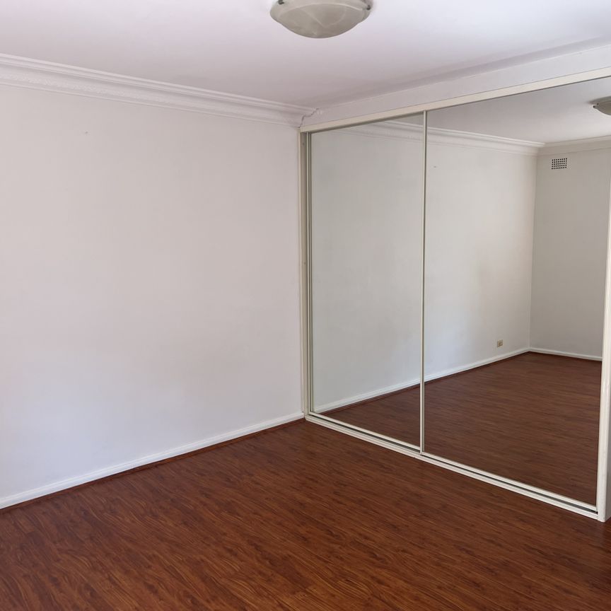 Spacious 2-Bedroom Unit in Prime Location with Built-in wardobe - Photo 1