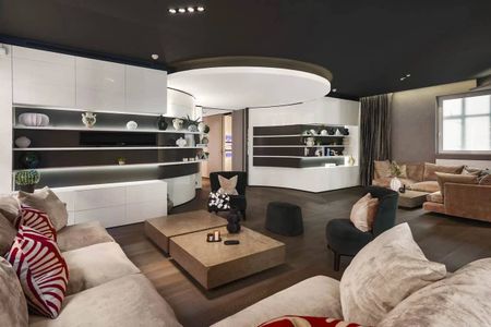 A spacious four bedroom lateral apartment in Mayfair with 24-hour porter. - Photo 2