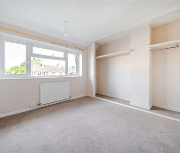 Four Bedroom end-of-terrace house with driveway and garage. - Photo 3