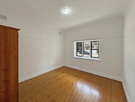 Spacious Family Home in Burwood ! - Photo 3