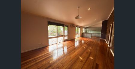 Immaculate family home in Prime Location — monthly gardening and pool maintenance included! - Photo 4