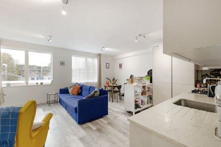 2 bedroom flat to rent - Photo 2