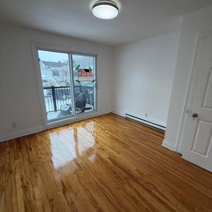 41/2 Metro Cartier Laval dispo maintenant internet stationnement, Loker, Thermopompe 1490$ - Photo 2