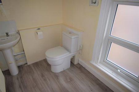 2 bedroom Flat To Let - Photo 3