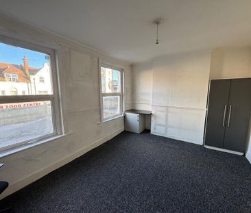 3 bedroom flat to rent - Photo 2